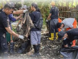 Peduli lingkungan, Bank NTB Syariah dan Musuh Bebenes bersihkan sampah sungai Jangkok