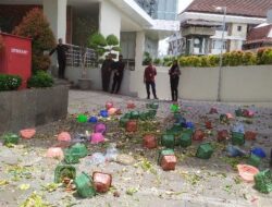 Kantor OJK NTB dilempari sampah sayuran busuk, ada apa?