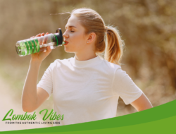 Minum air sambil berdiri apakah berbahaya? Begini faktanya