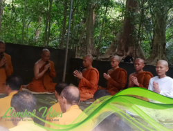 Momen ummat Buddha di Lombok Utara mengambil air suci Tirta Paritta, sambut Hari Raya Trisuci Waisak
