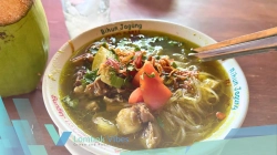 Menikmati lezatnya sajian soto Sasak di Warung Barokah Gangga, Lombok Utara
