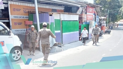 Turun ke Sesait, Satpol PP KLU awasi bangunan usaha yang gunakan bahu jalan